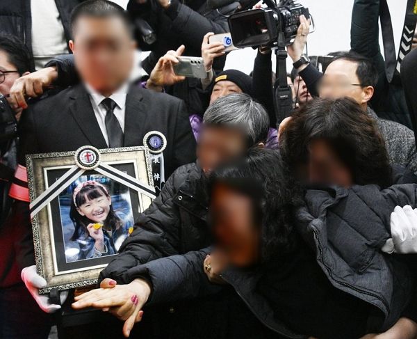 대전 서구 초등학교에서 40대 여교사가 휘두른 흉기에 숨진 김하늘양(8)의 발인식이 엄수됐다. 사진은 하늘양의 영정사진 앞에서 유가족이 오열하는 모습. /사진=뉴스1