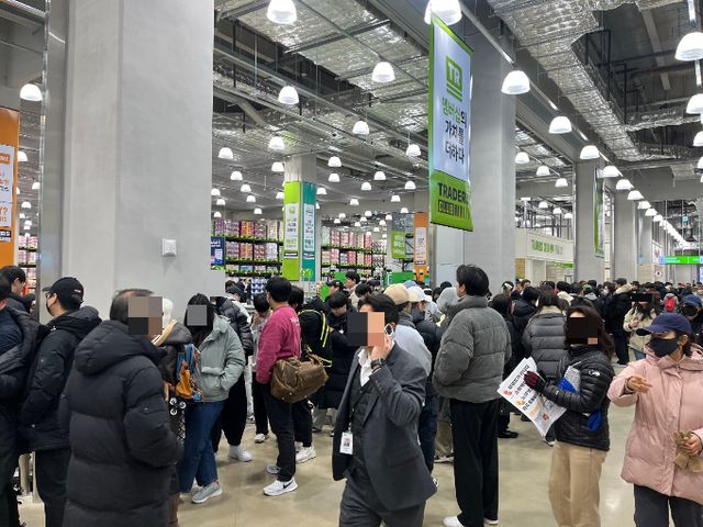 트레이더스 마곡점이 14일 오픈했다. 14일 오전 9시 반 많은 고객들이 트레이더스 입장을 위해 줄을 서 있다. /사진=김서현 기자