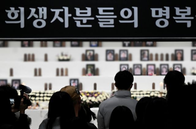 제주항공 2216편 사고를 둘러싸고 항공사뿐 아니라 한국공항공사, 국토교통부, 보잉사에도 배상 책임을 검토해야 한다는 목소리가 나온다. 설 명절인 지난달 29일 오전 전남 무안국제공항 1층에 마련된 제주항공 여객기 참사 희생자 합동분향소에서 합동차례가 열리고 있다. /사진=뉴시스 