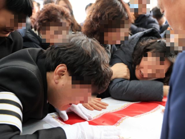사진은 14일 오전 대전 정수원 앞에서 유가족이 오열하고 있는 모습. /사진=뉴시스