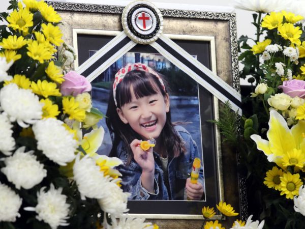 대전 초등생 살해 사건과 관련해 가해 교사의 범행이 우울증과 무단하다며 '묻지마 범죄'로 판단된다는 전문가 의견이 나왔다. 사진은 지난 11일 대전 서구 건양대병원 장례식장에 교사가 휘두른 흉기에 피살된 김하늘 양의 영정사진이 놓여 있는 모습. /사진=뉴스1