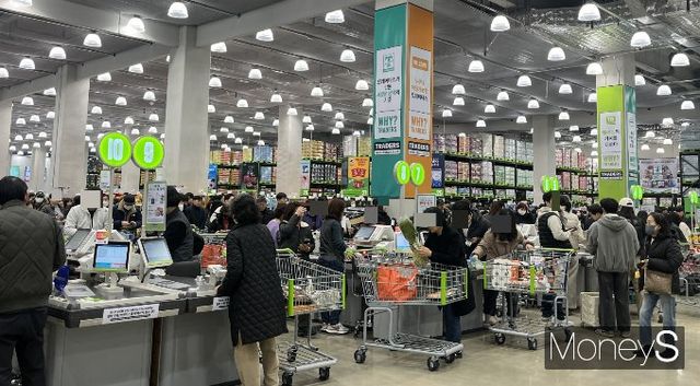 이마트 트레이더스가 14일 오전 10시 오픈하며 많은 인파가 몰렸다. 14일 오전 11시 서울 강서구 트레이더스 마곡에 방문한 고객들이 계산을 하고 있다. /사진=김서현 기자