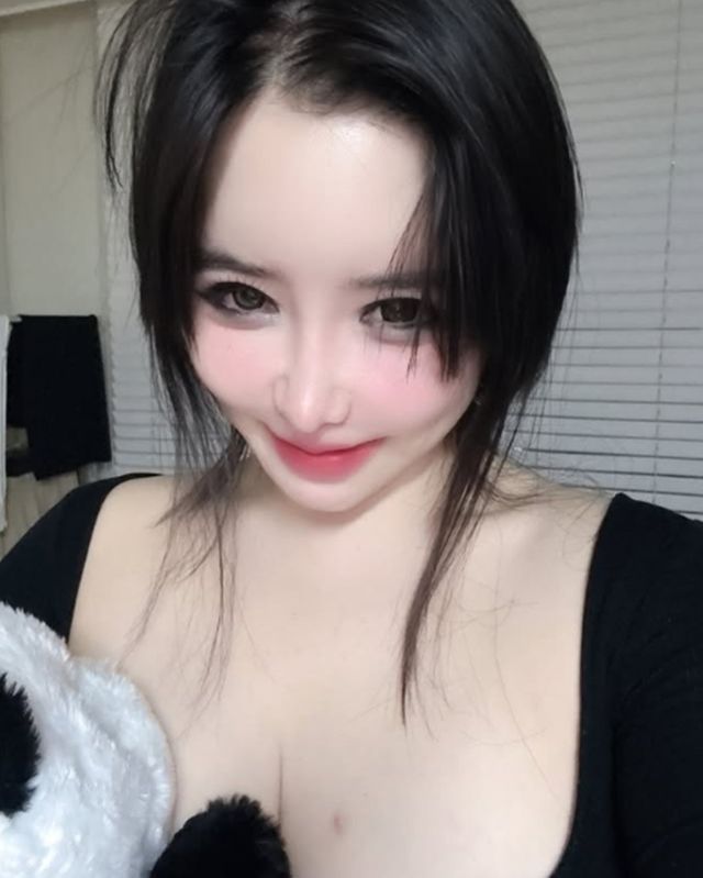 그룹 2NE1 박봄이 배우 이민호와의 '셀프 열애설' 이후 근황을 공개했다. /사진=박봄 인스타그램