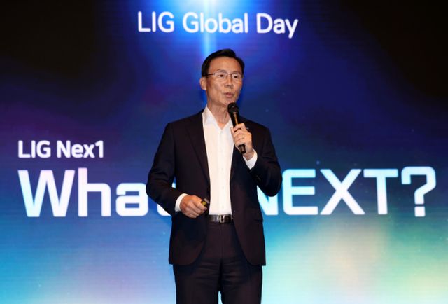 LIG넥스원이 지난해 전년 대비 42% 증가한 매출로 사상 최대 실적을 갱신했다. 신익현 LIG넥스원 대표가 지난해 경기 성남시 LIG넥스원 판교하우스에서 회사의 글로벌 비전 및 미래 혁신방향을 소개하고 있다. /사진=뉴시스 