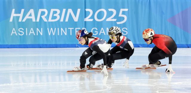 한국 선수단이 2025 하얼동계아시안게임에서 금메달 16개를 따내며 종합 2위에 올랐다. 사진은 지난 9일(한국시각) 중국 하얼빈 헤이룽장 빙상훈련센터에서 열린 대회 쇼트트랙 여자 1000m 결승 경기에서 최민정(왼쪽)과 김길리가 역주하고 있는 모습. /사진=뉴시스