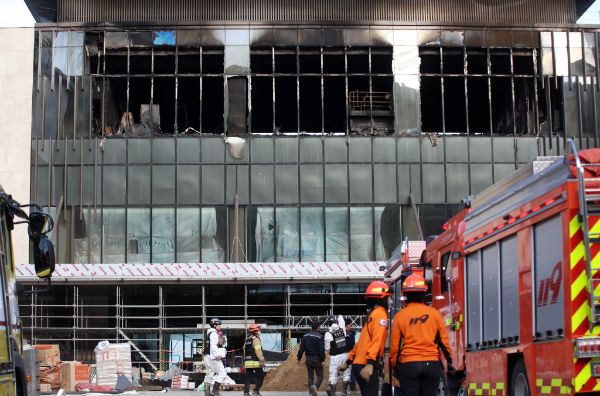 부산 기장군 반얀트리 호텔 신축 공사장에서 화재가 발생했다. 사진은 14일 부산 기장군 반얀트리 호텔 신축 공사장에서 화재가 발생한 가운데 소방 관계자들이 현장을 살펴보고 있는 모습. /사진=뉴스1