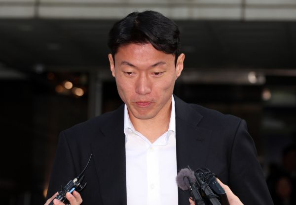 성관계 영상을 불법 촬영한 혐의로 재판에 넘겨진 황의조가 1심에서 징역형의 집행유예를 선고받았다. 사진은 황의조가 14일 오후 서울 서초구 서울중앙지방법원에서 열린 성폭력범죄의처벌등에관한특례법위반(카메라등이용촬영) 선고를 마치고 나오는 모습. /사진=뉴스1