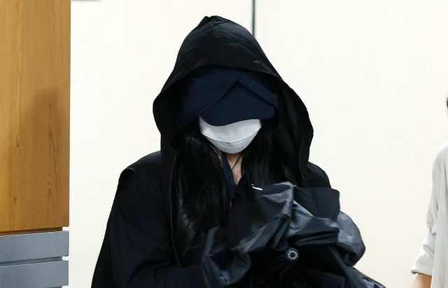 그룹 방탄소년단(BTS) 멤버 뷔, 정국이 자신들에 대한 허위 영상을 올린 유튜버 '탈덕수용소'를 상대로 제기한 손해배상 소송에서 승소했다. 지난해 9월 서울 서초구 서울중앙지방법원에서 열린 정보통신망 이용촉진 및 정보보호 등에 관한 법률 위반(명예훼손) 1심에서 벌금 1000만원을 선고 받고 법정을 나선 유튜버 탈덕수용소 운영자 박모씨./사진=뉴스1