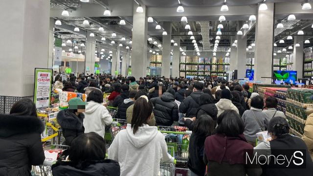 14일 오전 서울 강서구 트레이더스 홀 세일 클럽 마곡점이 오픈했다. 14일 오전 강서구민뿐 아니라 부천과 인천 등 다양한 지역에서 온 고객들이 서울 강서구 트레이더스 마곡점에을 가득 채웠다. /사진=김서현 기자