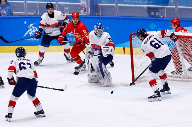 남자 아이스하키 대표팀이 중국과의 동메달 결정전에서 5-2로 승리했다. 사진은 14일(한국시각) 중국 하얼빈 아이스하키아레나에서 열린 2025 하얼빈동계아시안게임 동메달 결정전에서 중국과 맞대결을 펼치는 한국 대표팀의 모습. /사진=로이터