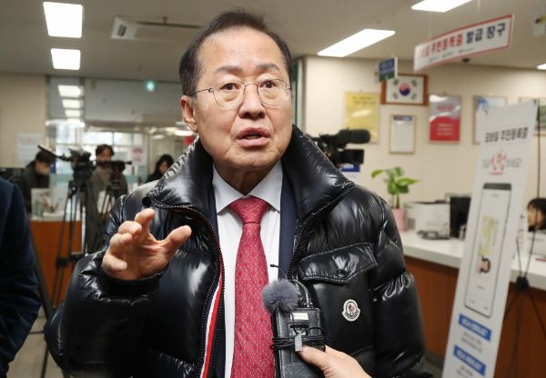 홍준표 대구시장이 명태균씨 측이 제기한 선거비용 법정한도 초과 사용 등 의혹에 대해 불편한 기색을 드러냈다. 사진은 홍준표 대구시장이 경남지사 선거를 비롯한 선거비용 초과 사용 여부를 묻는 취재진 질문에 답하는 모습. /사진=뉴스1