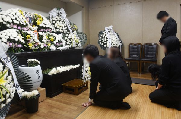 김하늘양을 살해한 여교사 A씨가 공무원 보수 규정에 따라 월급을 기존대로 수령할 예정이다. 사진은 14일 오전 대전 서구 건양대병원 장례식장에서 김하늘양의 발인식이 엄수되는 모습. /사진=뉴스1