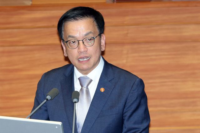 최상목 대통령 권한대행 부총리 겸 기획재정부 장관이 미국의 상호관세 부과 계획에 대해 대비책 강구를 지시했다. 사진은 최 권한대행이 지난 13일 서울 여의도 국회에서 열린 제422회국회(임시회) 제5차 본회의 경제에 관한 대정부질문에서 박지원 더불어민주당 의원 질의에 답변하는 모습. /사진=뉴스1 