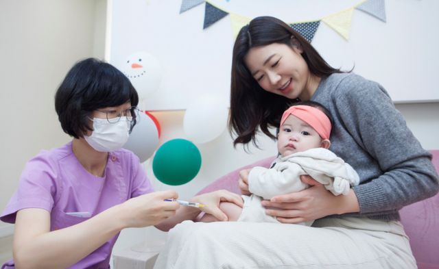 생후 12개월 미만 모든 신생아와 영아에서 가능한 RSV 예방 항체주사 접종이 국내에서 시작됐다. /사진=SK바이오사이언스