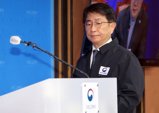 제주항공의 2216편 사고를 계기로 주무부처인 국토교통부가 항공사들에게 명확한 가동시간 측정방식을 지침하지 않은 것이 알려져 논란이다. 박상우 국토교통부 장관이 지난달 7일 세종시 정부세종청사에서 제주항공 여객기 참사 관련 브리핑을 위해 단상을 향하고 있는 모습. /사진=뉴시스 