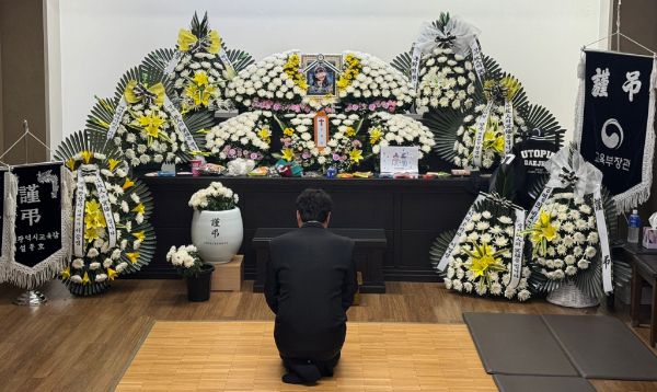 대전 서구 한 초등학교에서 김하늘양을 살해한 여교사에 대해 다양한 평가가 나왔다. 사진은 김하늘양의 아버지가 건양대병원 장례식장에 마련된 빈소에서 하늘양의 영정사진을 바라보는 모습. /사진=뉴스1
