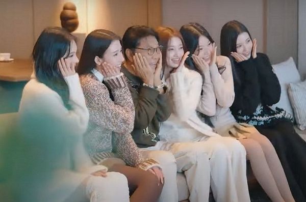 이수만 전 SM엔터테인먼트 총괄 프로듀서가 일본에서 깜짝 근황을 전했다. 사진은 이수만과 걸그룹 A20 MAY 모습. /사진=A20엔터테인먼트 공식 유튜브 채널 캡처