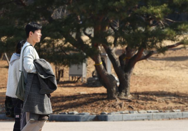 16일 전국이 평년보다 기온이 높은 따뜻한 날씨가 예상된다. 사진은 지난 14일 서울 여의도공원에서 외투를 벗은 시민들이 발걸음을 옮기고 있는 모습. /사진=뉴시스