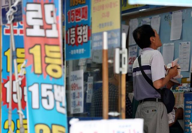 서울시내 한 복권판매점에서 방문객들이 복권을 구매하고 있다. / 사진=뉴시스 김명년 기자