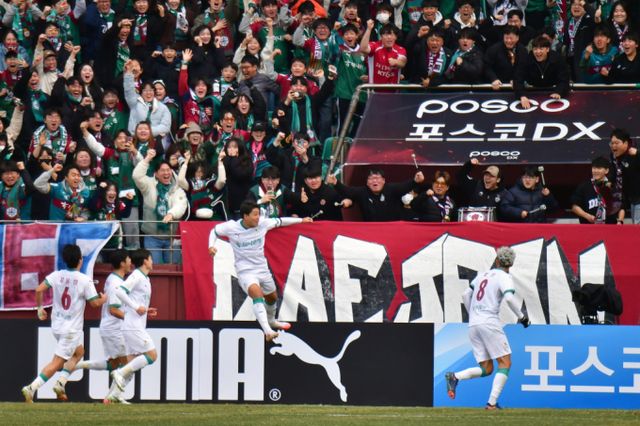 대전 하나시티즌이 포항 스틸러스를 격파하고 포항전 11경기만에 승리를 따냈다. 사진은 15일 경북 포항 스틸야드에서 열린 '하나은행 K리그1 2025' 포항 스틸러스와 대전 하나 시티즌 경기 후반전에 데뷔골을 넣은 주민규의 모습. /사진=뉴스1