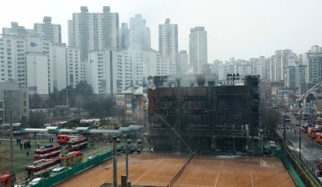 서울 성동구에 위치한 무학여고에서 화재가 발생했으나 인명피해는 없었다. 사진은 15일 서울 성동구 무학여자고등학교 학생식당동에서 화재가 발생한 불을 소방대원들이 진압하는 모습. /사진=뉴시스 