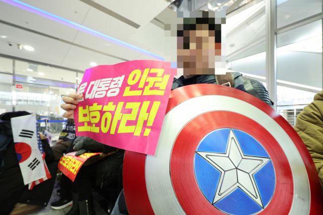 캡틴 아메리카 복장을 하고 중국대사관을 난입하려 한 40대 안씨가 경찰에 불구속 수사를 받는다. 사진은 지난 10일 서울 중구 국가인권위원회 앞에 나타난 안씨의 모습. /사진=뉴스1