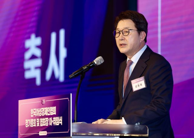 신동욱 국민의힘 의원이 여당의 상속세 개편안을 비판한 이재명 더불어민주당 대표의 주장을 반박했다. 사진은 지난 12일 오후 서울 영등포구 중소기업중앙회에서 열린 한국여성경제인협회 제10대·11대 회장 이취임식에 참석한 신동욱 국민의힘 수석대변인의 모습.