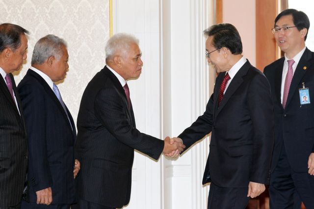 2011년 2월16일 인도네시아 특사단 숙소에 대한민국 국가정보원이 침입했다가 발각됐다. 이명박 대통령을 접견하고 있는 인도네시아 특사단./사진=청와대