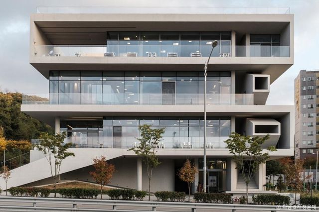 건축 투어는 도시의 남다른 감성을 만끽할 수 있는 여행 방법이다. 2024 서울특별시 건축상을 수상한 4곳을 소개한다. 사진은 9로평상 외부 전경. /사진=한국관광공사