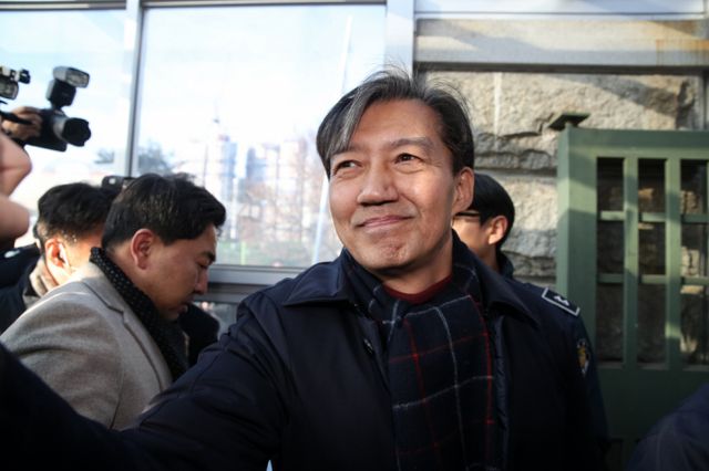 조국 전 조국혁신당 대표가 옥중에서 정권교체와 윤석열 대통령의 탄핵을 호소하는 편지를 보냈다. 사진은 지난해 12월16일 자녀 입시 비리와 청와대 감찰 무마 혐의로 징역 2년 실형을 확정 받은 조국 전 조국혁신당 대표가 서울 구치소로 향하는 모습. /사진=뉴스1