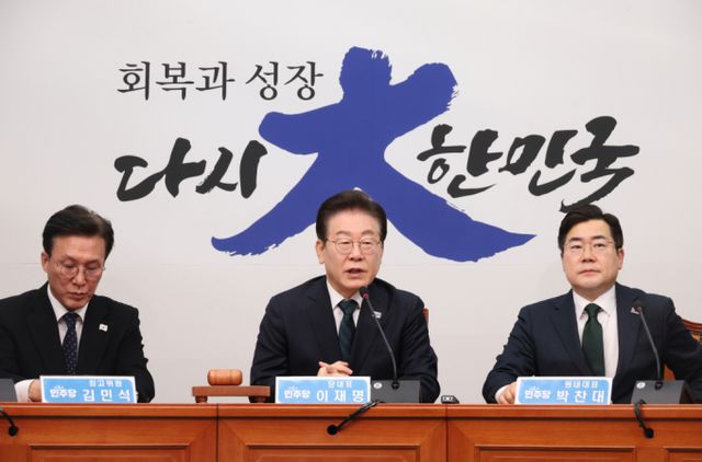 더불어민주당이 재추진하는 전 국민 25만원 지원을 두고 당내 비명계와 친명계가 갈등을 벌이고 있다. 사진은 지난 12일 서울 여의도 국회에서 열린 최고위원회에서 발언 중인 이재명 더불어민주당 대표의 모습. /사진=뉴시스 /사진=고승민