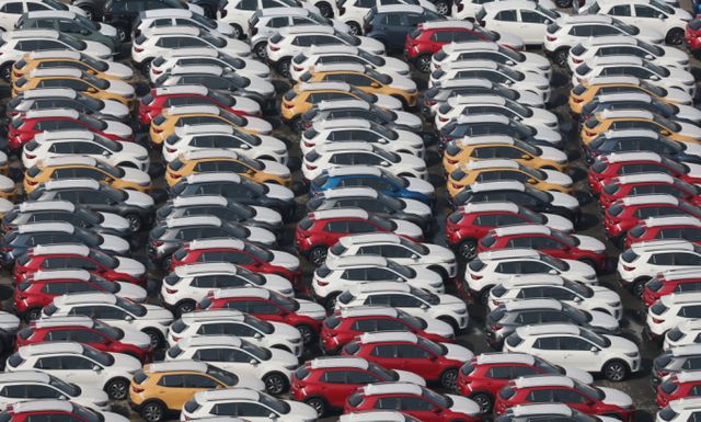 14일 오후 경기 평택시 포승읍 평택항 수출 야적장에 차량이 주차되어 있다. / 사진=뉴스1 김영운 기자 