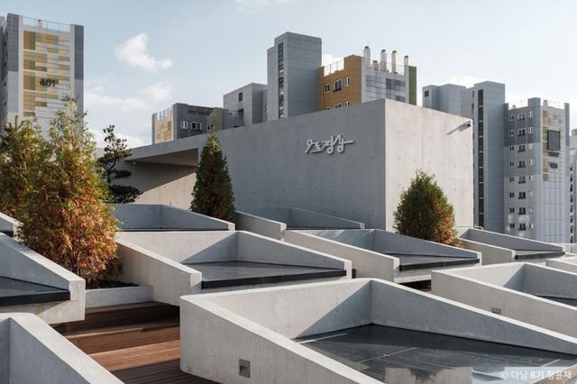 9로평상에서는 평상처럼 마련된 곳에서 하늘과 공원을 감상할 수 있다. /사진=한국관광공사