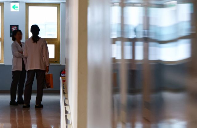 10일 서울 시내 한 대학병원에서 의료진이 대화하고 있다./사진=뉴시스