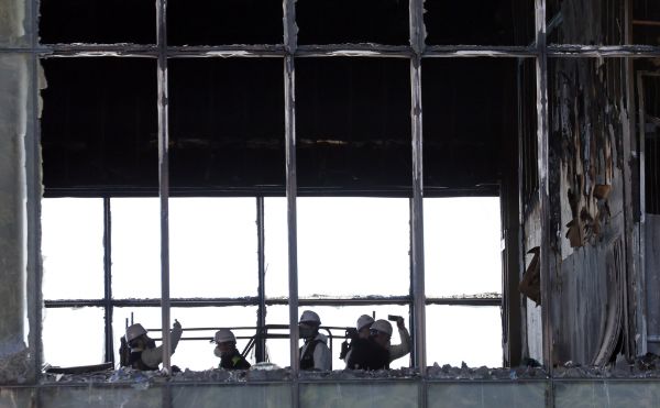 부산경찰청, 부산소방재난본부, 국립과학수사연구원, 국립재난안전원 등이 16일 부산 기장군 반얀트리 해운대 부산 리조트 신축 공사장 화재현장에서 화재원인을 밝히기 위한 합동감식을 벌였다. 사진은 합동조사팀이 합동감식을 진행하는 모습. /사진=뉴시스