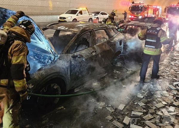 16일 오전 11시50분쯤 충북 충주시 앙성면 중부내륙고속도로 양평방향 중원터널 안에서 연쇄 추돌 사고로 차량에 불이 났다. 사진은 중원터널 안에서 소방당국이 진화작업을 벌이고 있는 모습. /사진=뉴스1(충북소방본부)