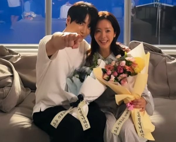 배우 한지민이 드라마에서 커플로 열연한 이준혁 등 배우들과 찍은 사진을 공유했다. 사진은 이준혁과 한지민의 모습. /사진=한지민 인스타그램 캡처