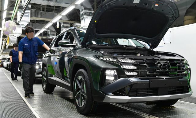 재계가 현대차 울산공장 불법 점거와 관련해 법원이 사실상 면죄부 판결을 내렸다며 우려의 목소리를 내고 있다. 사진은 현대차 울산공장의 한 생산라인. 사진 속 인물과 생산라인은 기사 내용과 관련 없음. /사진=현대차