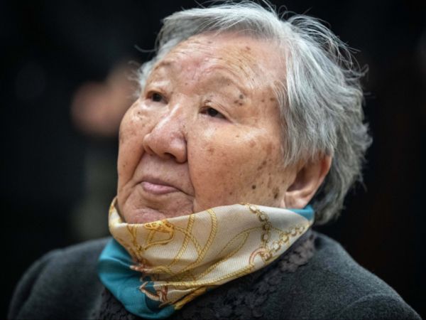 일본군 위안부 피해자 길원옥 할머니가 향년 97세로 별세했다.&nbsp;사진은 일본군 위안부 피해자 길원옥 할머니가 2019년 1월29일 서울 서대문구 신촌세브란스병원 장례식장에 마련된 일본군 위안부 피해자 고(故) 김복동 할머니 빈소를 찾아 조문하고 있는 모습. /사진=머니투데이