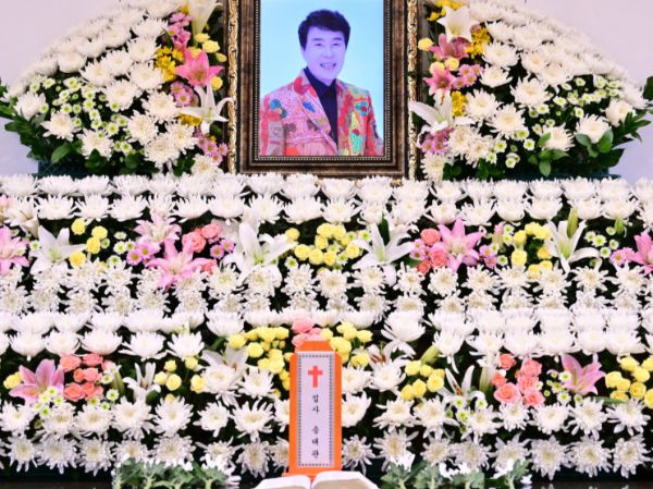 고 송대관의 마지막 무대 '전국노래자랑'이 공개됐다. 사진은 지난 7일 서울 종로구 서울대학교병원 장례식장에 마련된 '국민 트로트 가수' 고 송대관의 빈소의 모습. /사진=뉴스1(공동취재단)