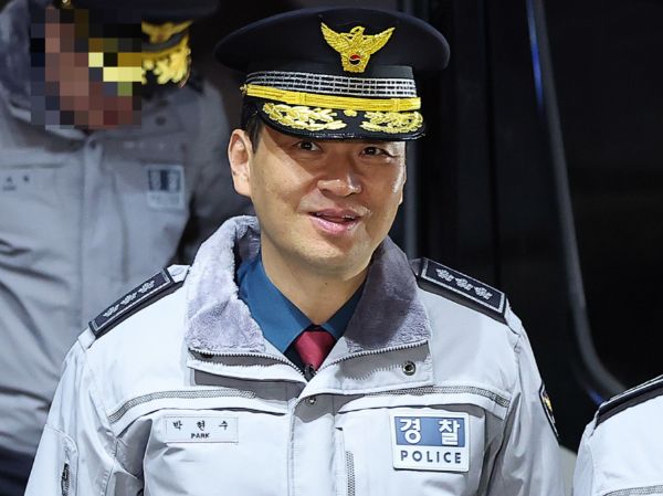 박현수 서울경찰청장 직무대리를 비롯한 경찰 고위직 인사가 '졸속 인사'라는 비판이 나오고 있다. 사진은 박 직무대리가 지난 10일 오후 서울 마포구 동교치안센터를 방문해 경찰들을 격려하고 있는 모습. /사진=뉴스1