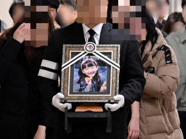 고 김하늘양을 살해한 교사가 공무원연금을 수령할 수 있다. 사진은 지난 14일 오전 대전 서구 건양대병원 장례식장에서 김하늘양의 발인식이 엄수되고 있는 모습. /사진=뉴스1(공동취재단)