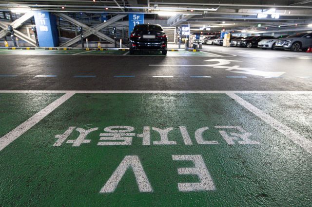 정부가 전기차 배터리 안전성을 높이기 위해 '전기차 배터리 인증제'를 시행한다. /사진=뉴스1 