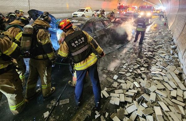 사진은 중원터널 안에서 소방당국이 진화작업을 벌이고 있는 모습. /사진=뉴시스(충주소방서)