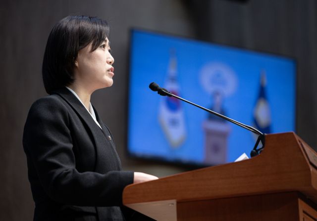 백승아 더불어민주당 교육특별위원회 위원장이 16일 오후 서울 여의도 국회 소통관에서 안전한 학교 만들기·하늘이법 입법 방향 기자회견을 하고 있다/사진=뉴스1 