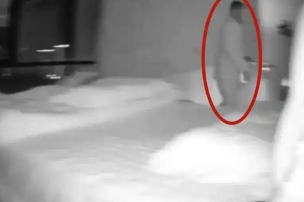 우연히 CCTV를 보다가 빈집에 들어온 낯선 남성의 모습을 포착한 여성 사연이 전해졌다. 사진은 여성이 포착한 CCTV 속 낯선 남성의 모습. /사진=현지 매체 캡처