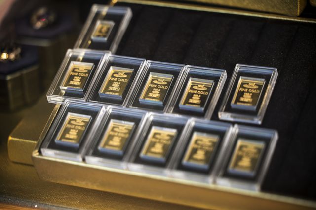  금 투자 상품인 골드바 판매액이 사상 최고치를 기록했다. 사진은 서울시내 금은방에 골드바를 비롯한 금 제품이 진열돼 있다./사진=뉴시스 