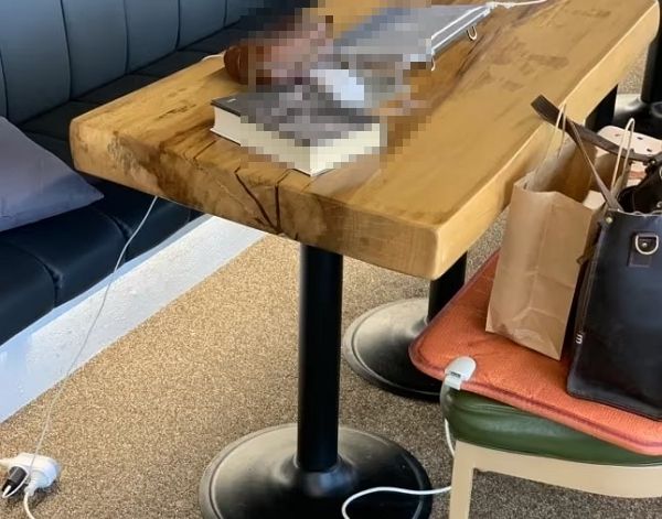 카페에서 음료 한 잔을 주문한 손님이 오랜 시간 자리를 비워 고민이라는 사장의 하소연이 전해졌다. 사진은 손님이 자리를 비울 때 사장이 찍은 테이블과 의자의 모습. /사진=스레드 캡처