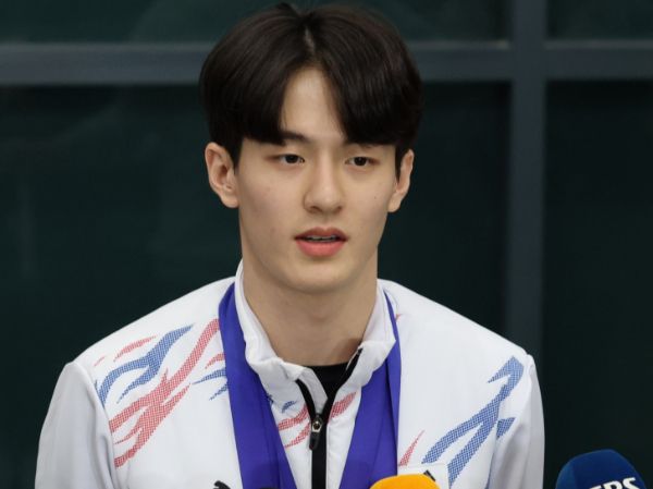 한국 쇼트트랙 대표티미 월드투어 6차 대회에 출전했다. 사진은 기사의 이해를 돕기 위한 쇼트트랙 국가대표 장성우 선수가 제9회 하얼빈 동계아시안게임 출전을 마치고 10일 오후 인천국제공항을 통해 귀국해 취재진과 인터뷰를 하고 있는 모습. /사진=뉴스1