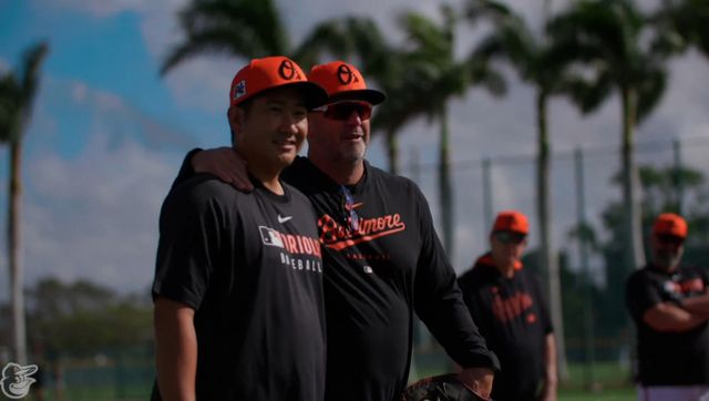 비자 문제로 스프링캠프에 지각 합류한 스가노 도모유키가 월드시리즈 우승을 다짐하며 훈련에 참석했다. 사진은 지난 16일 볼티모어 오리올스의 공식 엑스에 올라온 스가노 도모유키(왼쪽)의 모습. /사진=볼티모어 오리올스 엑스 캡처 